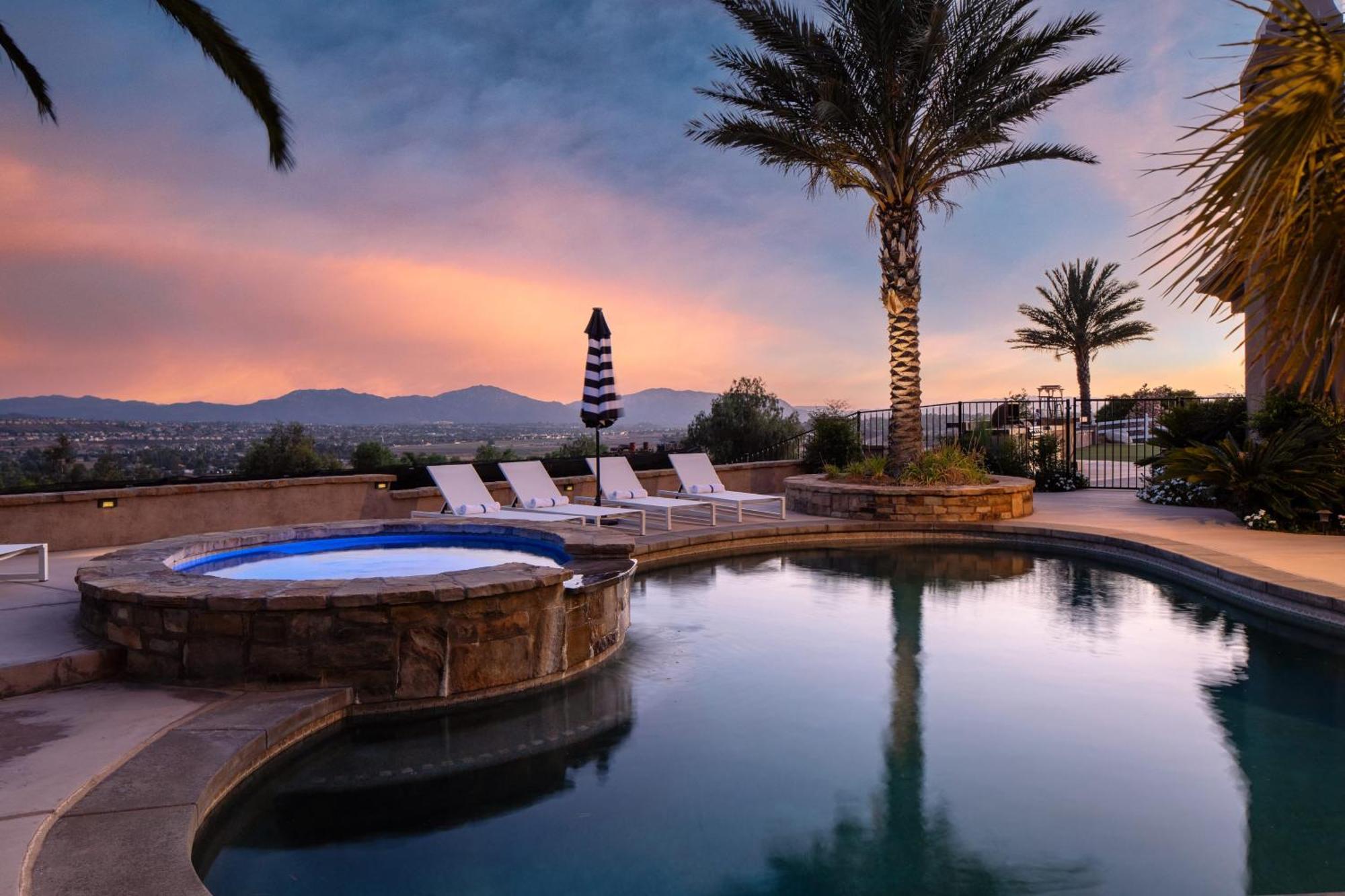 Sangiovese By Avantstay Spectacular Estate W Pool Hot Tub Putting Green تيميكولا، ريفيرسيدي، كاليفورنيا المظهر الخارجي الصورة