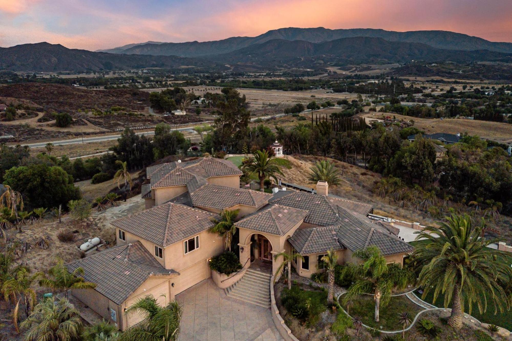 Sangiovese By Avantstay Spectacular Estate W Pool Hot Tub Putting Green تيميكولا، ريفيرسيدي، كاليفورنيا المظهر الخارجي الصورة