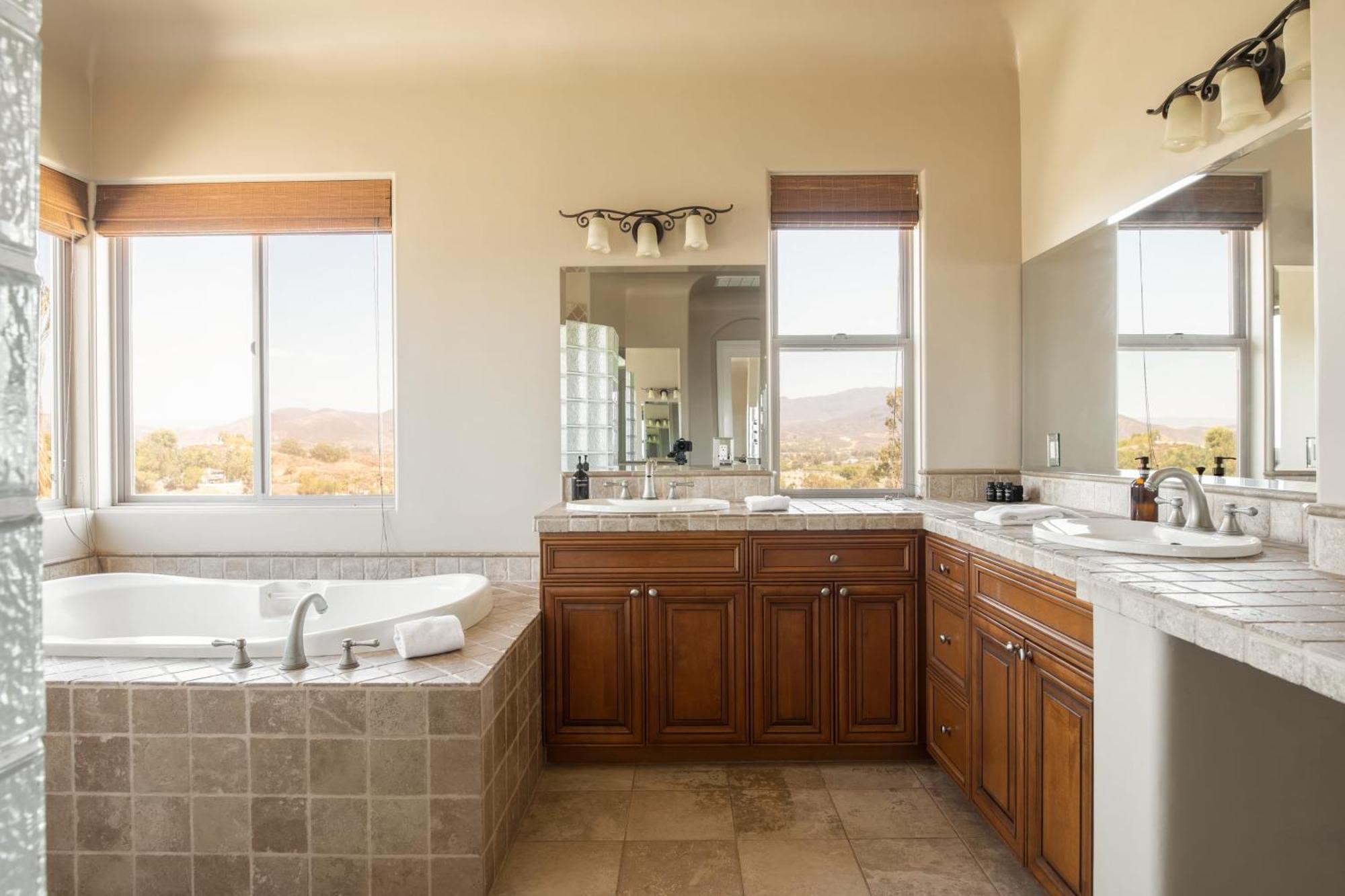 Sangiovese By Avantstay Spectacular Estate W Pool Hot Tub Putting Green تيميكولا، ريفيرسيدي، كاليفورنيا المظهر الخارجي الصورة