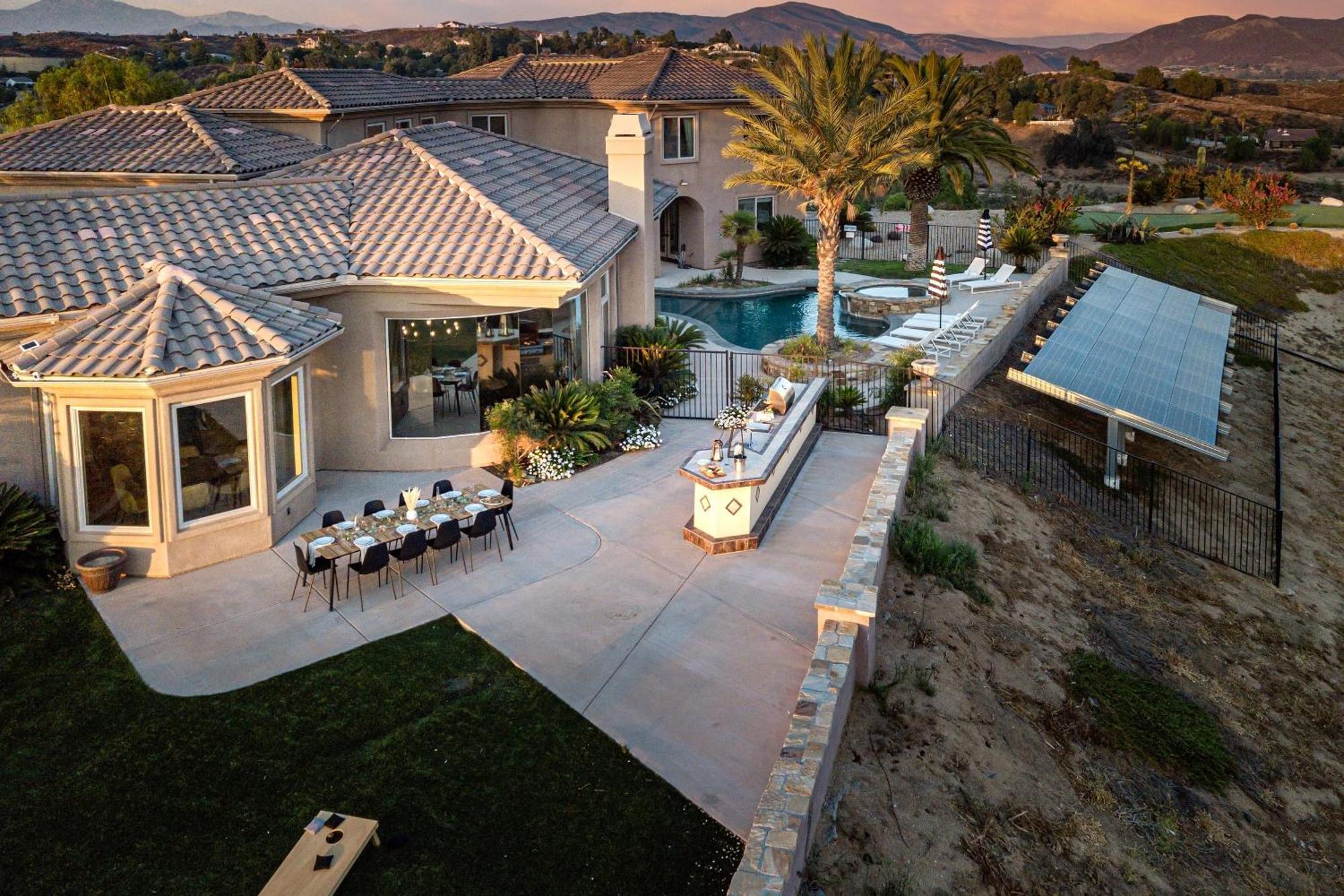 Sangiovese By Avantstay Spectacular Estate W Pool Hot Tub Putting Green تيميكولا، ريفيرسيدي، كاليفورنيا المظهر الخارجي الصورة